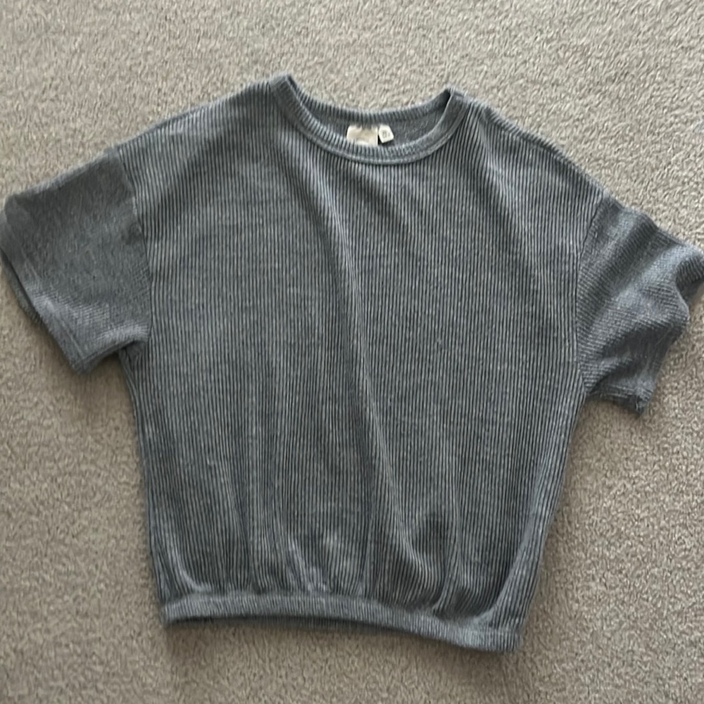 Ribbed short sleeve gray shirt